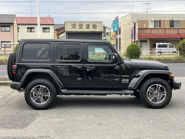 クライスラー・ジープ ジープ ラングラー アンリミテッド サハラ 三重県 2023(令5)年 1.5万km 黒 ♪走行14427km/♪車検 令和8年7月30日迄/♪4WD/ターボ/自動緊急ブレーキ/ブラインドスポット警告/オートディムハイビーム/アダプディブクルーズコントロール/コーナーセンサー/ヒルスタートアシスト/黒革シート/前席シートヒーター/ステアリングヒーター/スマートキー×2/プッシュスタート/純正メーカーナビ/・USB・AUX ・DTV/・Bluetoothオーディオ/・Apple Car Play/・バック/フロントカメラ/前後ドライブレコーダー/純正18インチAW/LEDヘッドライト/LEDフォグライト/リアフォグライト/オートライト/ウィンカーミラー/背面タイヤ/アイドリングストップ/AC115V/革巻ステアリング/プライバシーガラス/フロアマット/ETC2.0/サイドエアバック