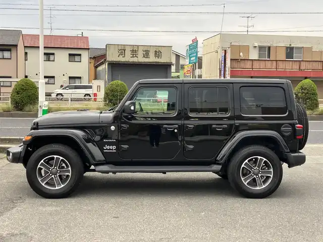 クライスラー・ジープ ジープ ラングラー アンリミテッド サハラ 三重県 2023(令5)年 1.5万km 黒 ♪走行14427km/♪車検 令和8年7月30日迄/♪4WD/ターボ/自動緊急ブレーキ/ブラインドスポット警告/オートディムハイビーム/アダプディブクルーズコントロール/コーナーセンサー/ヒルスタートアシスト/黒革シート/前席シートヒーター/ステアリングヒーター/スマートキー×2/プッシュスタート/純正メーカーナビ/・USB・AUX ・DTV/・Bluetoothオーディオ/・Apple Car Play/・バック/フロントカメラ/前後ドライブレコーダー/純正18インチAW/LEDヘッドライト/LEDフォグライト/リアフォグライト/オートライト/ウィンカーミラー/背面タイヤ/アイドリングストップ/AC115V/革巻ステアリング/プライバシーガラス/フロアマット/ETC2.0/サイドエアバック