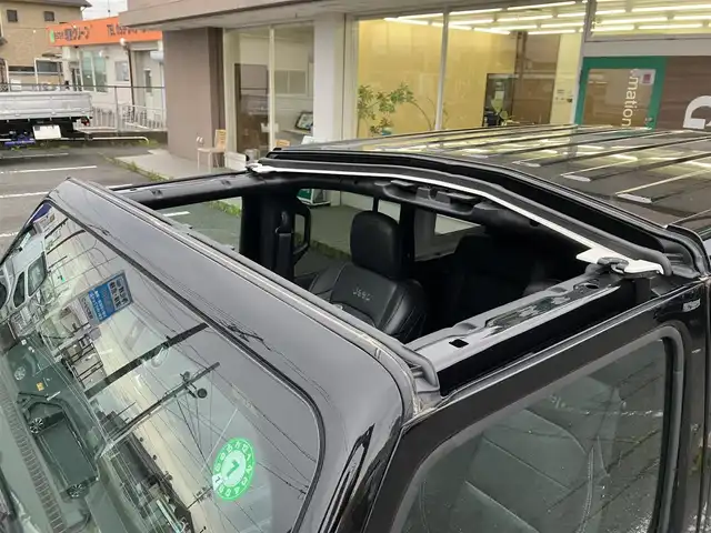 クライスラー・ジープ ジープ ラングラー アンリミテッド サハラ 三重県 2023(令5)年 1.5万km 黒 ♪走行14427km/♪車検 令和8年7月30日迄/♪4WD/ターボ/自動緊急ブレーキ/ブラインドスポット警告/オートディムハイビーム/アダプディブクルーズコントロール/コーナーセンサー/ヒルスタートアシスト/黒革シート/前席シートヒーター/ステアリングヒーター/スマートキー×2/プッシュスタート/純正メーカーナビ/・USB・AUX ・DTV/・Bluetoothオーディオ/・Apple Car Play/・バック/フロントカメラ/前後ドライブレコーダー/純正18インチAW/LEDヘッドライト/LEDフォグライト/リアフォグライト/オートライト/ウィンカーミラー/背面タイヤ/アイドリングストップ/AC115V/革巻ステアリング/プライバシーガラス/フロアマット/ETC2.0/サイドエアバック