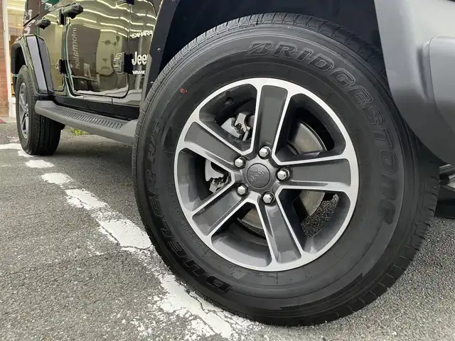 クライスラー・ジープ ジープ ラングラー アンリミテッド サハラ 三重県 2023(令5)年 1.5万km 黒 ♪走行14427km/♪車検 令和8年7月30日迄/♪4WD/ターボ/自動緊急ブレーキ/ブラインドスポット警告/オートディムハイビーム/アダプディブクルーズコントロール/コーナーセンサー/ヒルスタートアシスト/黒革シート/前席シートヒーター/ステアリングヒーター/スマートキー×2/プッシュスタート/純正メーカーナビ/・USB・AUX ・DTV/・Bluetoothオーディオ/・Apple Car Play/・バック/フロントカメラ/前後ドライブレコーダー/純正18インチAW/LEDヘッドライト/LEDフォグライト/リアフォグライト/オートライト/ウィンカーミラー/背面タイヤ/アイドリングストップ/AC115V/革巻ステアリング/プライバシーガラス/フロアマット/ETC2.0/サイドエアバック