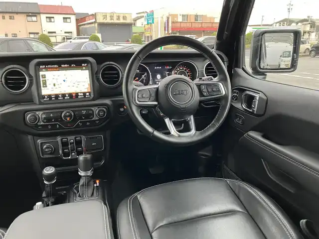 クライスラー・ジープ ジープ ラングラー アンリミテッド サハラ 三重県 2023(令5)年 1.5万km 黒 ♪走行14427km/♪車検 令和8年7月30日迄/♪4WD/ターボ/自動緊急ブレーキ/ブラインドスポット警告/オートディムハイビーム/アダプディブクルーズコントロール/コーナーセンサー/ヒルスタートアシスト/黒革シート/前席シートヒーター/ステアリングヒーター/スマートキー×2/プッシュスタート/純正メーカーナビ/・USB・AUX ・DTV/・Bluetoothオーディオ/・Apple Car Play/・バック/フロントカメラ/前後ドライブレコーダー/純正18インチAW/LEDヘッドライト/LEDフォグライト/リアフォグライト/オートライト/ウィンカーミラー/背面タイヤ/アイドリングストップ/AC115V/革巻ステアリング/プライバシーガラス/フロアマット/ETC2.0/サイドエアバック