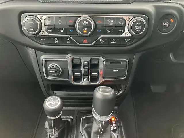 クライスラー・ジープ ジープ ラングラー アンリミテッド サハラ 三重県 2023(令5)年 1.5万km 黒 ♪走行14427km/♪車検 令和8年7月30日迄/♪4WD/ターボ/自動緊急ブレーキ/ブラインドスポット警告/オートディムハイビーム/アダプディブクルーズコントロール/コーナーセンサー/ヒルスタートアシスト/黒革シート/前席シートヒーター/ステアリングヒーター/スマートキー×2/プッシュスタート/純正メーカーナビ/・USB・AUX ・DTV/・Bluetoothオーディオ/・Apple Car Play/・バック/フロントカメラ/前後ドライブレコーダー/純正18インチAW/LEDヘッドライト/LEDフォグライト/リアフォグライト/オートライト/ウィンカーミラー/背面タイヤ/アイドリングストップ/AC115V/革巻ステアリング/プライバシーガラス/フロアマット/ETC2.0/サイドエアバック