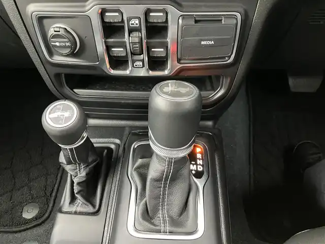 クライスラー・ジープ ジープ ラングラー アンリミテッド サハラ 三重県 2023(令5)年 1.5万km 黒 ♪走行14427km/♪車検 令和8年7月30日迄/♪4WD/ターボ/自動緊急ブレーキ/ブラインドスポット警告/オートディムハイビーム/アダプディブクルーズコントロール/コーナーセンサー/ヒルスタートアシスト/黒革シート/前席シートヒーター/ステアリングヒーター/スマートキー×2/プッシュスタート/純正メーカーナビ/・USB・AUX ・DTV/・Bluetoothオーディオ/・Apple Car Play/・バック/フロントカメラ/前後ドライブレコーダー/純正18インチAW/LEDヘッドライト/LEDフォグライト/リアフォグライト/オートライト/ウィンカーミラー/背面タイヤ/アイドリングストップ/AC115V/革巻ステアリング/プライバシーガラス/フロアマット/ETC2.0/サイドエアバック