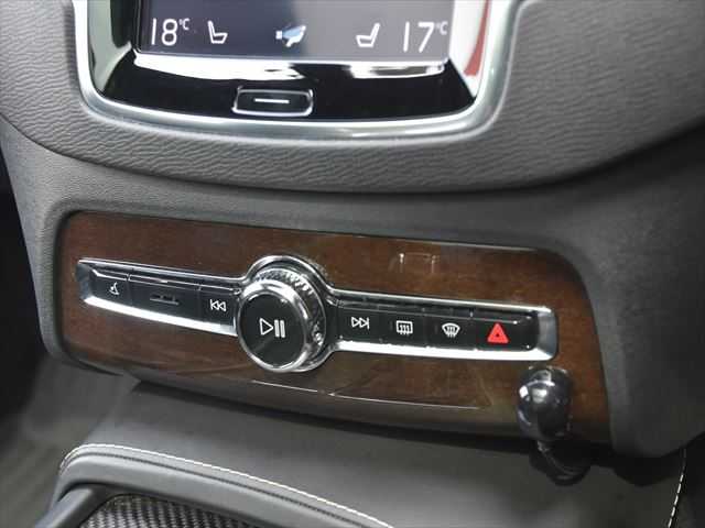 ボルボ ＸＣ９０ T6 AWD Rデザイン 和歌山県 2016(平28)年 6.7万km 黒 インテリSF /パノラマSR /黒革 /前席パワーシート/ACC /純正ナビ /フルセグ /Apple car play /全方位カメラ /シートヒーター /社外リヤモニター /DVDプレイヤー /電動バックドア /LEDヘッドライト /ドライブレコーダー /ETC