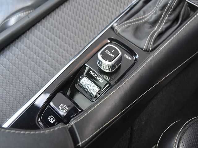 ボルボ ＸＣ９０ T6 AWD Rデザイン 和歌山県 2016(平28)年 6.7万km 黒 インテリSF /パノラマSR /黒革 /前席パワーシート/ACC /純正ナビ /フルセグ /Apple car play /全方位カメラ /シートヒーター /社外リヤモニター /DVDプレイヤー /電動バックドア /LEDヘッドライト /ドライブレコーダー /ETC