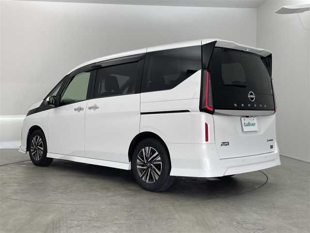 日産 セレナ e－パワー ハイウェイスター V 埼玉県 2023(令5)年 2万km プリズムホワイト 純正エアロ　純正１２．３インチナビ　アラウンドビューモニター　プロパイロット　ビルトインＥＴＣ２．０　ＢＳＩ　インテリジェントルームミラー　ワイヤレス充電　前後ドラレコ　両側電動　ＬＥＤ　地デジＴＶ