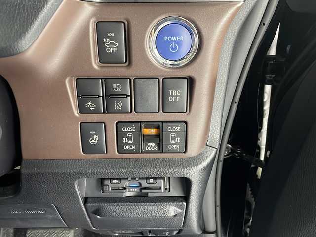 トヨタ エスクァイア ハイブリッド Gi プレミアムパッケージ 広島県 2018(平30)年 8.3万km ブラック トヨタセーフティセンス/アルパイン９型ナビ(X9Z)/CD/DVD/SD/BT/フルセグTV/アルパイン10.1型フリップダウンモニター/アルパインデジタルミラー（前後ドラレコ）/プリクラッシュセーフティ/レーンディパーチャーアラート/オートハイビーム/クルーズコントロール/両側パワースライドドア/ハーフレザーシート/シートヒーター/ハンドルヒーター/ウッドコンビステアリング/LEDオートライト/ドアバイザー/フロアマット/スマートキー/プッシュスタート