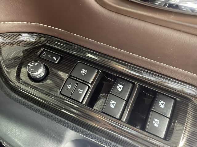 トヨタ エスクァイア ハイブリッド Gi プレミアムパッケージ 広島県 2018(平30)年 8.3万km ブラック トヨタセーフティセンス/アルパイン９型ナビ(X9Z)/CD/DVD/SD/BT/フルセグTV/アルパイン10.1型フリップダウンモニター/アルパインデジタルミラー（前後ドラレコ）/プリクラッシュセーフティ/レーンディパーチャーアラート/オートハイビーム/クルーズコントロール/両側パワースライドドア/ハーフレザーシート/シートヒーター/ハンドルヒーター/ウッドコンビステアリング/LEDオートライト/ドアバイザー/フロアマット/スマートキー/プッシュスタート