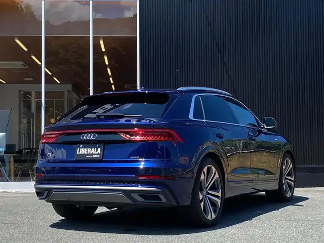 アウディ Ｑ８ 55TFSIクワトロ デビューPKG Sライン 福岡県 2020(令2)年 3.7万km 紺 法人ワンオーナー/保証書/記録簿/スペアキー/バング&オルフセンスピーカーシステム/コンフォートアシスタンスパッケージ/マトリクスLEDヘッドライト/バーチャルコックピット/プレセンス360/グレー内装/アルミホイール5ツインアームデザインコントラスト/グレーパートリーポリッシュド22インチ
