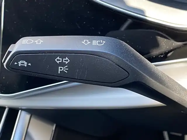 アウディ Ｑ８ 55TFSIクワトロ デビューPKG Sライン 福岡県 2020(令2)年 3.7万km 紺 法人ワンオーナー/保証書/記録簿/スペアキー/バング&オルフセンスピーカーシステム/コンフォートアシスタンスパッケージ/マトリクスLEDヘッドライト/バーチャルコックピット/プレセンス360/グレー内装/アルミホイール5ツインアームデザインコントラスト/グレーパートリーポリッシュド22インチ