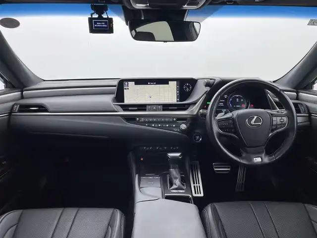レクサス ＥＳ 300h Fスポーツ 群馬県 2021(令3)年 2.4万km ホワイトノーヴァガラスフレーク ムーンルーフ/TRDエアロ(フロント/サイド/リアアンダー)/TRDマフラー/＝＝＝＝＝/黒本革シート/シートヒーター/シートベンチレーション/パワーシート/ポジションメモリー/ステアリングヒーター/純正メーカーナビ/・CD/DVD/BD/SD（MSV）/USB/Bluetooth/Miracast/フルセグTV/パノラミックビューモニター/前後ドラレコ/パドルシフト/ビルトインETC２．０/追従クルーズコントロール/レクサスセーフティシステム/三眼LEDヘッドライト/オーライト/AHB/Fフォグ/パワートランク/R電動サンシェード/電動チルトステアリング