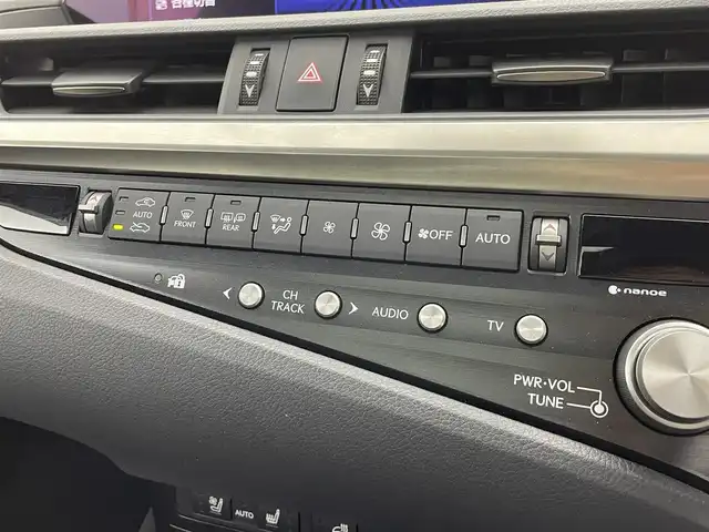レクサス ＥＳ 300h Fスポーツ 群馬県 2021(令3)年 2.4万km ホワイトノーヴァガラスフレーク ムーンルーフ/TRDエアロ(フロント/サイド/リアアンダー)/TRDマフラー/＝＝＝＝＝/黒本革シート/シートヒーター/シートベンチレーション/パワーシート/ポジションメモリー/ステアリングヒーター/純正メーカーナビ/・CD/DVD/BD/SD（MSV）/USB/Bluetooth/Miracast/フルセグTV/パノラミックビューモニター/前後ドラレコ/パドルシフト/ビルトインETC２．０/追従クルーズコントロール/レクサスセーフティシステム/三眼LEDヘッドライト/オーライト/AHB/Fフォグ/パワートランク/R電動サンシェード/電動チルトステアリング