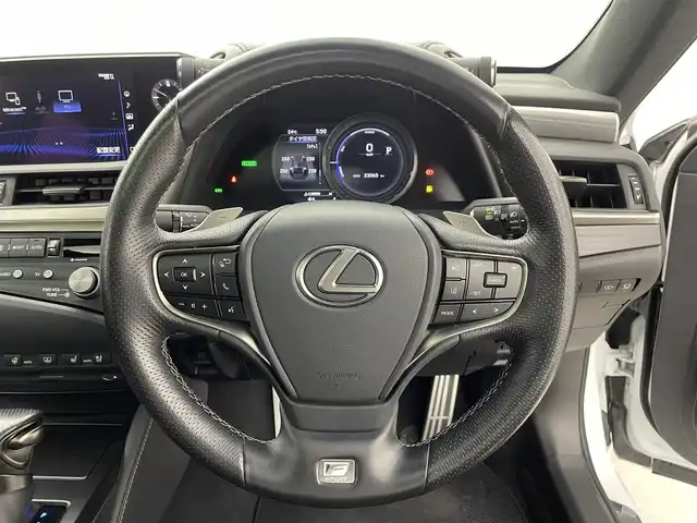 レクサス ＥＳ 300h Fスポーツ 群馬県 2021(令3)年 2.4万km ホワイトノーヴァガラスフレーク ムーンルーフ/TRDエアロ(フロント/サイド/リアアンダー)/TRDマフラー/＝＝＝＝＝/黒本革シート/シートヒーター/シートベンチレーション/パワーシート/ポジションメモリー/ステアリングヒーター/純正メーカーナビ/・CD/DVD/BD/SD（MSV）/USB/Bluetooth/Miracast/フルセグTV/パノラミックビューモニター/前後ドラレコ/パドルシフト/ビルトインETC２．０/追従クルーズコントロール/レクサスセーフティシステム/三眼LEDヘッドライト/オーライト/AHB/Fフォグ/パワートランク/R電動サンシェード/電動チルトステアリング