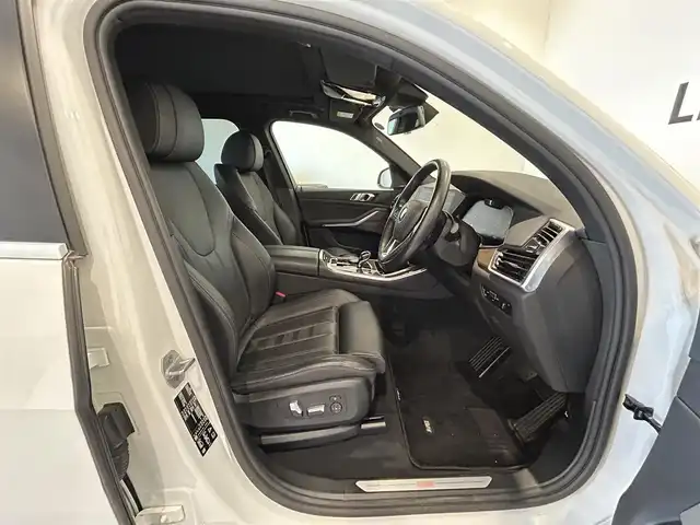 ＢＭＷ ＢＭＷ Ｘ５ xDrive 35d プレジャー3ED 熊本県 2021(令3)年 2.3万km 白 プレジャー3エディション/・純正エアサスペンションシステム/・純正21インチアロイアルミホイール/・ヘッドアップディスプレイ/・ブラックフルレザーシート/シートヒーター/パワーシート/パノラマサンルーフ/純正HDDナビ/AppleCarPlay/Bluetooth/USB/フルセグテレビ/ハーマンカードンサラウンドシステム/360°カメラ/コーナーセンサー/パーキングアシスト/Aクルーズコントロール/ワイヤレス充電/パワートランクドア/ETC2.0/インテリジェントセーフティー/ブレーキアシスト/ブラインドスポットモニター/コンフォートアクセス/LEDヘッドライト/LEDフォグライト/オートマチックハイビーム