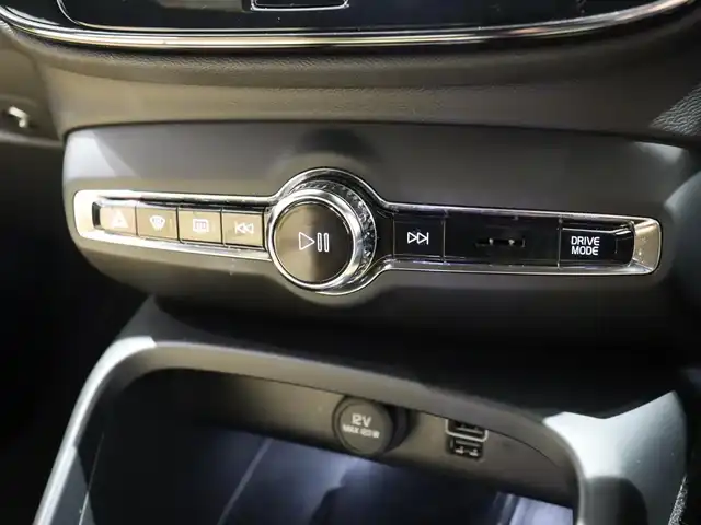 ボルボ ＸＣ４０ T4 AWD インスクリプション 静岡県 2019(平31)年 3.5万km 白 harmankardon /純正ナビ /carplay　360°カメラ BT USB フルセグTV /クリスタルシフトノブ /自動駐車 /革シート シートヒーター パワーシート /ACC BSM　LKA　/パワーバックドア /前後ドラレコ　/無線充電