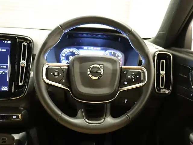 ボルボ ＸＣ４０ T4 AWD インスクリプション 静岡県 2019(平31)年 3.5万km 白 harmankardon /純正ナビ /carplay　360°カメラ BT USB フルセグTV /クリスタルシフトノブ /自動駐車 /革シート シートヒーター パワーシート /ACC BSM　LKA　/パワーバックドア /前後ドラレコ　/無線充電