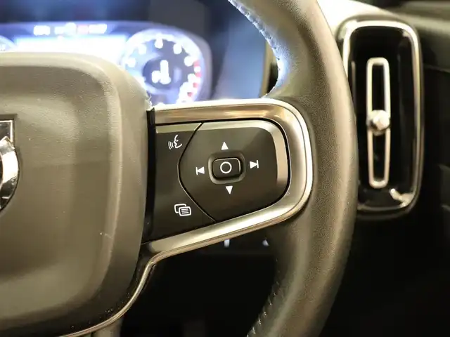 ボルボ ＸＣ４０ T4 AWD インスクリプション 静岡県 2019(平31)年 3.5万km 白 harmankardon /純正ナビ /carplay　360°カメラ BT USB フルセグTV /クリスタルシフトノブ /自動駐車 /革シート シートヒーター パワーシート /ACC BSM　LKA　/パワーバックドア /前後ドラレコ　/無線充電