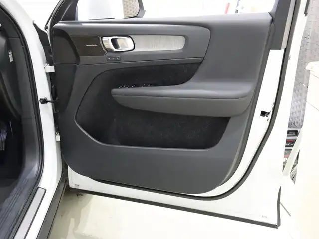 ボルボ ＸＣ４０ T4 AWD インスクリプション 静岡県 2019(平31)年 3.5万km 白 harmankardon /純正ナビ /carplay　360°カメラ BT USB フルセグTV /クリスタルシフトノブ /自動駐車 /革シート シートヒーター パワーシート /ACC BSM　LKA　/パワーバックドア /前後ドラレコ　/無線充電