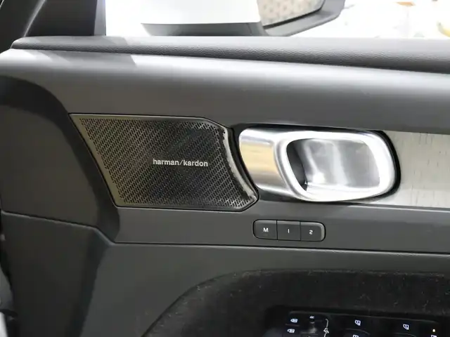 ボルボ ＸＣ４０ T4 AWD インスクリプション 静岡県 2019(平31)年 3.5万km 白 harmankardon /純正ナビ /carplay　360°カメラ BT USB フルセグTV /クリスタルシフトノブ /自動駐車 /革シート シートヒーター パワーシート /ACC BSM　LKA　/パワーバックドア /前後ドラレコ　/無線充電