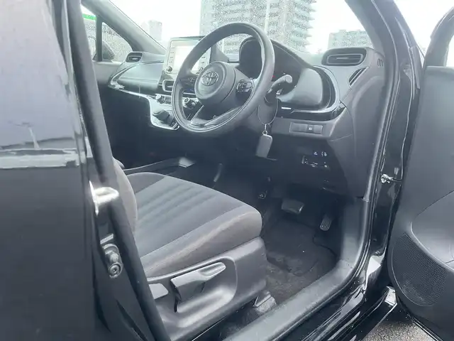 トヨタ アクア X 島根県 2022(令4)年 5.6万km ブラックマイカ 純正メモリナビ　/Bluetooth接続　/バックカメラ　/ビルトインETC　/クルーズコントロール　/アイドリングストップ　/衝突軽減ブレーキ　/レーンキープアシスト/オートハイビーム／ライト　/スマートキー　/プッシュスタート　/純正LEDヘッドライト/純正フロアマット/保証書・取扱説明書（本体＋ナビ）