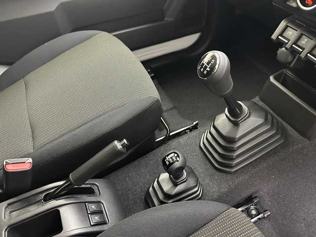 スズキ ジムニー シエラ JC 兵庫県 2025(令7)年 0.1千km ピュアホワイトP 登録済未使用車/シートヒーター/背面タイヤ/5速MT/クルーズコントロール/クリアランスソナー/純正15インチアルミホイール/トランスファー/アイドリングストップ/LEDヘッドライト/フォグライト/オートライト/レーンキープアシスト/スマートキー