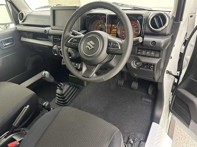 スズキ ジムニー シエラ JC 兵庫県 2025(令7)年 0.1千km ピュアホワイトP 登録済未使用車/シートヒーター/背面タイヤ/5速MT/クルーズコントロール/クリアランスソナー/純正15インチアルミホイール/トランスファー/アイドリングストップ/LEDヘッドライト/フォグライト/オートライト/レーンキープアシスト/スマートキー