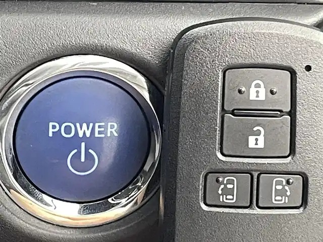 トヨタ エスクァイア ハイブリッド Gi プレミアムパッケージ ブラックテーラード 熊本県 2019(平31)年 6.9万km ホワイトパールクリスタルシャイン 純正１０インチナビ（ＮＳＺＮ－Ｚ６８Ｔ）/フルセグTV/CD/DVD/SD/BT/HDMI/純正フリップダウンモニター/両側パワースライドドア/ETC/純正エアロ/前席シートヒーター/ステアリングヒーター/前後クリアランスソナー/ロールサンシェード/トヨタセーフティーセンス/・プリクラッシュセーフティ/・レーンキープアシスト/・オートハイビーム/・クルーズコントロール/横滑り防止/ハーフレザーシート/純正フロアマット/純正１５インチAW/オートライト/LEDヘッドライト/スマートキー/プッシュスタート/スペアキー1本