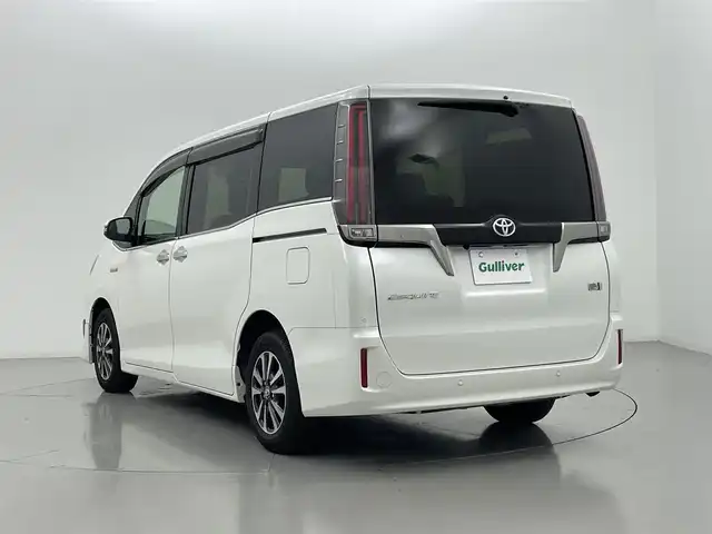 トヨタ エスクァイア ハイブリッド Gi プレミアムパッケージ ブラックテーラード 熊本県 2019(平31)年 6.9万km ホワイトパールクリスタルシャイン 純正１０インチナビ（ＮＳＺＮ－Ｚ６８Ｔ）/フルセグTV/CD/DVD/SD/BT/HDMI/純正フリップダウンモニター/両側パワースライドドア/ETC/純正エアロ/前席シートヒーター/ステアリングヒーター/前後クリアランスソナー/ロールサンシェード/トヨタセーフティーセンス/・プリクラッシュセーフティ/・レーンキープアシスト/・オートハイビーム/・クルーズコントロール/横滑り防止/ハーフレザーシート/純正フロアマット/純正１５インチAW/オートライト/LEDヘッドライト/スマートキー/プッシュスタート/スペアキー1本