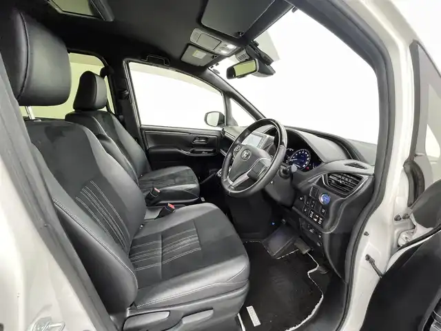 トヨタ エスクァイア ハイブリッド Gi プレミアムパッケージ ブラックテーラード 熊本県 2019(平31)年 6.9万km ホワイトパールクリスタルシャイン 純正１０インチナビ（ＮＳＺＮ－Ｚ６８Ｔ）/フルセグTV/CD/DVD/SD/BT/HDMI/純正フリップダウンモニター/両側パワースライドドア/ETC/純正エアロ/前席シートヒーター/ステアリングヒーター/前後クリアランスソナー/ロールサンシェード/トヨタセーフティーセンス/・プリクラッシュセーフティ/・レーンキープアシスト/・オートハイビーム/・クルーズコントロール/横滑り防止/ハーフレザーシート/純正フロアマット/純正１５インチAW/オートライト/LEDヘッドライト/スマートキー/プッシュスタート/スペアキー1本