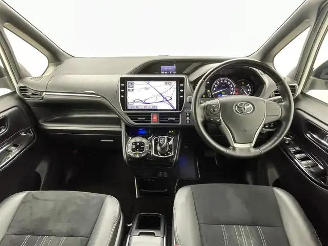 トヨタ エスクァイア ハイブリッド Gi プレミアムパッケージ ブラックテーラード 熊本県 2019(平31)年 6.9万km ホワイトパールクリスタルシャイン 純正１０インチナビ（ＮＳＺＮ－Ｚ６８Ｔ）/フルセグTV/CD/DVD/SD/BT/HDMI/純正フリップダウンモニター/両側パワースライドドア/ETC/純正エアロ/前席シートヒーター/ステアリングヒーター/前後クリアランスソナー/ロールサンシェード/トヨタセーフティーセンス/・プリクラッシュセーフティ/・レーンキープアシスト/・オートハイビーム/・クルーズコントロール/横滑り防止/ハーフレザーシート/純正フロアマット/純正１５インチAW/オートライト/LEDヘッドライト/スマートキー/プッシュスタート/スペアキー1本