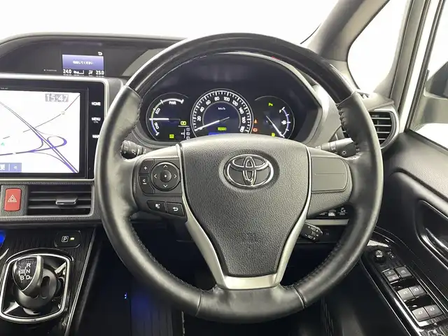 トヨタ エスクァイア ハイブリッド Gi プレミアムパッケージ ブラックテーラード 熊本県 2019(平31)年 6.9万km ホワイトパールクリスタルシャイン 純正１０インチナビ（ＮＳＺＮ－Ｚ６８Ｔ）/フルセグTV/CD/DVD/SD/BT/HDMI/純正フリップダウンモニター/両側パワースライドドア/ETC/純正エアロ/前席シートヒーター/ステアリングヒーター/前後クリアランスソナー/ロールサンシェード/トヨタセーフティーセンス/・プリクラッシュセーフティ/・レーンキープアシスト/・オートハイビーム/・クルーズコントロール/横滑り防止/ハーフレザーシート/純正フロアマット/純正１５インチAW/オートライト/LEDヘッドライト/スマートキー/プッシュスタート/スペアキー1本