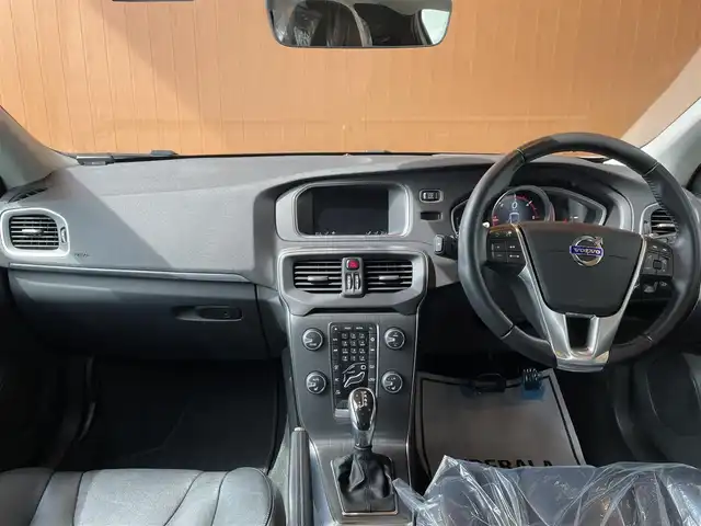ボルボ Ｖ４０ D4 高知県 2016(平28)年 5.5万km 白 純正ナビゲーション　/前後ドライブレコーダー　/バックカメラ　/黒レザーシート/運転席・助手席パワーシート　/運転席・助手席シートヒーター　/運転席シートメモリー　/ＥＴＣ　/フロアマット　/オートライト　/パドルシフト