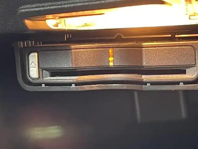 ボルボ Ｖ４０ D4 高知県 2016(平28)年 5.5万km 白 純正ナビゲーション　/前後ドライブレコーダー　/バックカメラ　/黒レザーシート/運転席・助手席パワーシート　/運転席・助手席シートヒーター　/運転席シートメモリー　/ＥＴＣ　/フロアマット　/オートライト　/パドルシフト