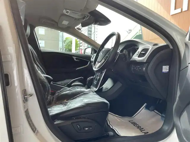 ボルボ Ｖ４０ D4 高知県 2016(平28)年 5.5万km 白 純正ナビゲーション　/前後ドライブレコーダー　/バックカメラ　/黒レザーシート/運転席・助手席パワーシート　/運転席・助手席シートヒーター　/運転席シートメモリー　/ＥＴＣ　/フロアマット　/オートライト　/パドルシフト