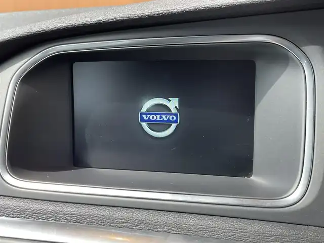 ボルボ Ｖ４０ D4 高知県 2016(平28)年 5.5万km 白 純正ナビゲーション　/前後ドライブレコーダー　/バックカメラ　/黒レザーシート/運転席・助手席パワーシート　/運転席・助手席シートヒーター　/運転席シートメモリー　/ＥＴＣ　/フロアマット　/オートライト　/パドルシフト