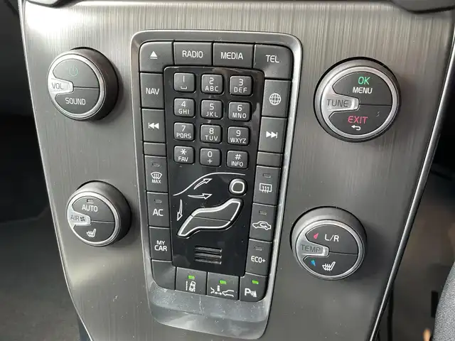 ボルボ Ｖ４０ D4 高知県 2016(平28)年 5.5万km 白 純正ナビゲーション　/前後ドライブレコーダー　/バックカメラ　/黒レザーシート/運転席・助手席パワーシート　/運転席・助手席シートヒーター　/運転席シートメモリー　/ＥＴＣ　/フロアマット　/オートライト　/パドルシフト