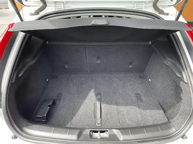 ボルボ Ｖ４０ D4 高知県 2016(平28)年 5.5万km 白 純正ナビゲーション　/前後ドライブレコーダー　/バックカメラ　/黒レザーシート/運転席・助手席パワーシート　/運転席・助手席シートヒーター　/運転席シートメモリー　/ＥＴＣ　/フロアマット　/オートライト　/パドルシフト