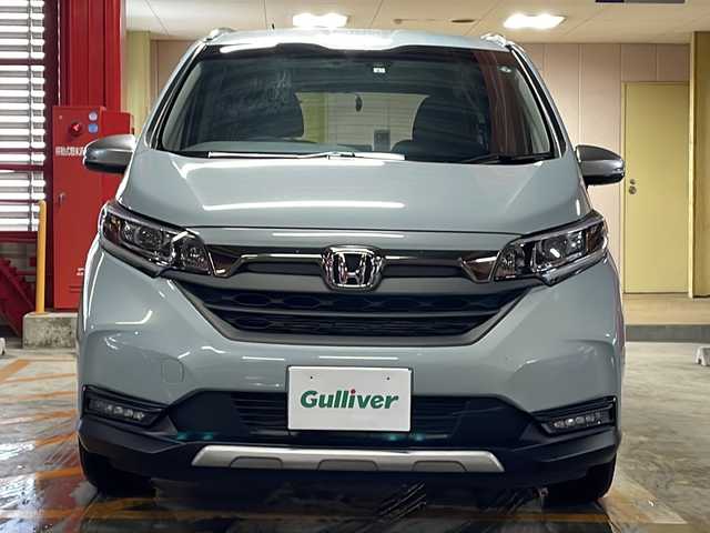 ホンダ フリード＋ クロスター 静岡県 2023(令5)年 1.9万km フィヨルドミストパール 【安全装備】/ホンダセンシング/アダプティブ・クルーズ・コントロール（ACC）/・作動車速域：約30km/hから100km/h間/車線維持支援システム（LKAS）/・作動車速：約65km/hから100km/h間/・ステアリング制御/衝突軽減ブレーキ（CMBS）/・歩行者検知機能/・作動車速：約80km/h未満時/・対向車車速：約30km/hから80km/h時/誤発進抑制機能（前進）/・ミリ波レーダー検知：作動車速10km/h未満/歩行者事故低減ステアリング/・作動車速10km/hから40km/h間/路外逸脱抑制機能/・作動車速：約60km/hから100km/h間/先行車発進お知らせ機能/標識認識機能/【主要装備】/純正ナビ　/バックカメラ　/両側パワースライドドア　/ＥＴＣ　/前席シートヒーター　/ハーフレザーシート　/ＬＥＤヘッドライト　/純正ドライブレコーダー　/プッシュスタート/スマートキー