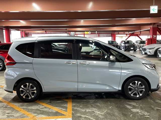 ホンダ フリード＋ クロスター 静岡県 2023(令5)年 1.9万km フィヨルドミストパール 【安全装備】/ホンダセンシング/アダプティブ・クルーズ・コントロール（ACC）/・作動車速域：約30km/hから100km/h間/車線維持支援システム（LKAS）/・作動車速：約65km/hから100km/h間/・ステアリング制御/衝突軽減ブレーキ（CMBS）/・歩行者検知機能/・作動車速：約80km/h未満時/・対向車車速：約30km/hから80km/h時/誤発進抑制機能（前進）/・ミリ波レーダー検知：作動車速10km/h未満/歩行者事故低減ステアリング/・作動車速10km/hから40km/h間/路外逸脱抑制機能/・作動車速：約60km/hから100km/h間/先行車発進お知らせ機能/標識認識機能/【主要装備】/純正ナビ　/バックカメラ　/両側パワースライドドア　/ＥＴＣ　/前席シートヒーター　/ハーフレザーシート　/ＬＥＤヘッドライト　/純正ドライブレコーダー　/プッシュスタート/スマートキー