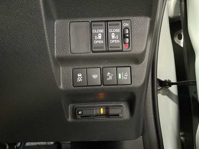 ホンダ フリード＋ クロスター 静岡県 2023(令5)年 1.9万km フィヨルドミストパール 【安全装備】/ホンダセンシング/アダプティブ・クルーズ・コントロール（ACC）/・作動車速域：約30km/hから100km/h間/車線維持支援システム（LKAS）/・作動車速：約65km/hから100km/h間/・ステアリング制御/衝突軽減ブレーキ（CMBS）/・歩行者検知機能/・作動車速：約80km/h未満時/・対向車車速：約30km/hから80km/h時/誤発進抑制機能（前進）/・ミリ波レーダー検知：作動車速10km/h未満/歩行者事故低減ステアリング/・作動車速10km/hから40km/h間/路外逸脱抑制機能/・作動車速：約60km/hから100km/h間/先行車発進お知らせ機能/標識認識機能/【主要装備】/純正ナビ　/バックカメラ　/両側パワースライドドア　/ＥＴＣ　/前席シートヒーター　/ハーフレザーシート　/ＬＥＤヘッドライト　/純正ドライブレコーダー　/プッシュスタート/スマートキー