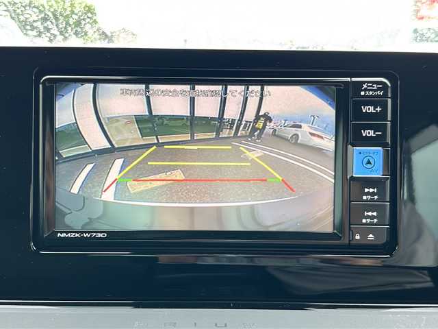 トヨタ プリウス X 岐阜県 2023(令5)年 3万km スーパーホワイトⅡ 純正ＳＤナビ　/フルセグＴＶ　/前方ドライブレコーダー　/クルーズコントロール　/バックモニター　/スマートキー　/スペアキー　/ＥＴＣ　/ＵＳＢ入力端子　/ＬＥＤヘッドライト　/オートライト　/前後コーナーセンサー/純正フロアマット　/盗難防止装置/プッシュスタート/パワーウィンドウ/パワーステアリング/アイドリングストップ/Buluetooth接続/ABS/横滑り防止装置