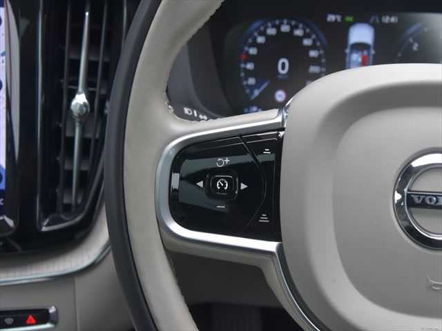 ボルボ ＸＣ６０ 和歌山県 2018(平30)年 3.7万km 黒 パノラマSR /ハーマンカードン /純19incAW /オートテールゲート /ベンチレーション /シートヒーター /パワーシート /ACC /レーンキープ /BSM /純ナビ /360度カメラ /TV /CarPlay /HUD /CD /前ドラレコ /LEDライト /ETC