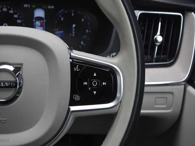 ボルボ ＸＣ６０ 和歌山県 2018(平30)年 3.7万km 黒 パノラマSR /ハーマンカードン /純19incAW /オートテールゲート /ベンチレーション /シートヒーター /パワーシート /ACC /レーンキープ /BSM /純ナビ /360度カメラ /TV /CarPlay /HUD /CD /前ドラレコ /LEDライト /ETC