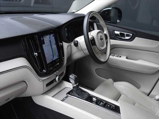 ボルボ ＸＣ６０ 和歌山県 2018(平30)年 3.7万km 黒 パノラマSR /ハーマンカードン /純19incAW /オートテールゲート /ベンチレーション /シートヒーター /パワーシート /ACC /レーンキープ /BSM /純ナビ /360度カメラ /TV /CarPlay /HUD /CD /前ドラレコ /LEDライト /ETC
