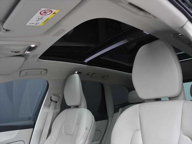 ボルボ ＸＣ６０ 和歌山県 2018(平30)年 3.7万km 黒 パノラマSR /ハーマンカードン /純19incAW /オートテールゲート /ベンチレーション /シートヒーター /パワーシート /ACC /レーンキープ /BSM /純ナビ /360度カメラ /TV /CarPlay /HUD /CD /前ドラレコ /LEDライト /ETC