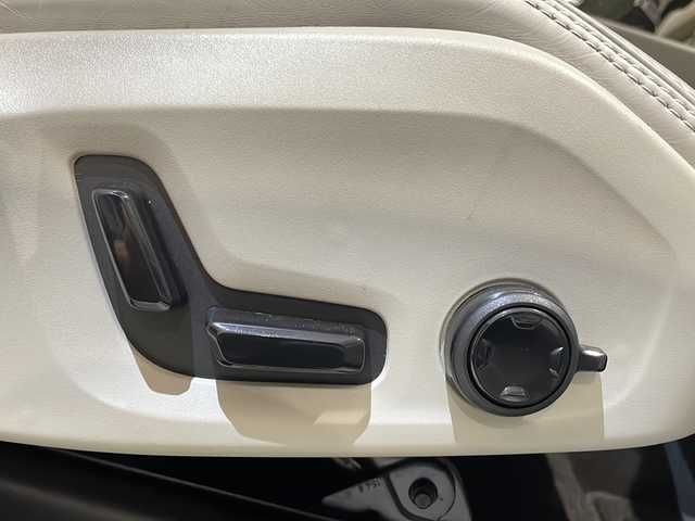 ボルボ ＸＣ６０ D4 AWD インスクリプション 新潟県 2018(平30)年 3.7万km オニキスブラックP パノラミックスライディングルーフ/harman/kardon/インテリセーフ/純正HDDナビ/(CD/DVD/Bluetooth/USB/フルセグTV)/AppleCarPlay/AndroidAuto/360度カメラ/ETC/ドライブレコーダー/アダプティブクルーズコントロール/ブラインドスポットアシスト/プリクラッシュブレーキ/レーンキープアシスト/シートベンチレーション/シートヒーター/ステアリングヒーター/メモリ付きパワーシート/パワーバックドア/純正19インチアルミホイール/LEDヘッドライト