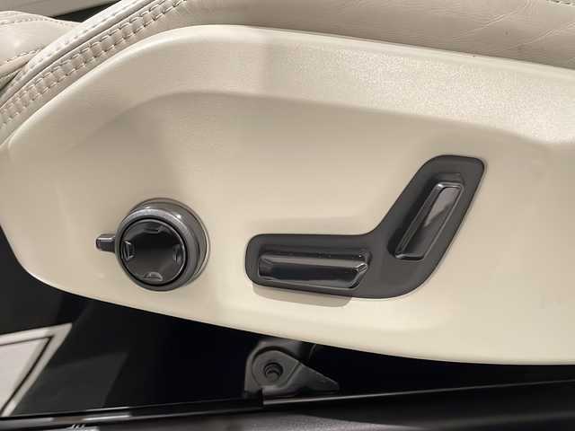 ボルボ ＸＣ６０ D4 AWD インスクリプション 新潟県 2018(平30)年 3.7万km オニキスブラックP パノラミックスライディングルーフ/harman/kardon/インテリセーフ/純正HDDナビ/(CD/DVD/Bluetooth/USB/フルセグTV)/AppleCarPlay/AndroidAuto/360度カメラ/ETC/ドライブレコーダー/アダプティブクルーズコントロール/ブラインドスポットアシスト/プリクラッシュブレーキ/レーンキープアシスト/シートベンチレーション/シートヒーター/ステアリングヒーター/メモリ付きパワーシート/パワーバックドア/純正19インチアルミホイール/LEDヘッドライト