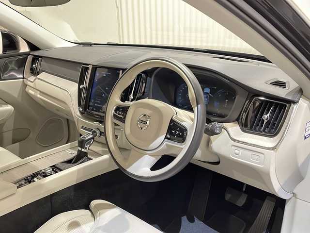 ボルボ ＸＣ６０ D4 AWD インスクリプション 新潟県 2018(平30)年 3.7万km オニキスブラックP パノラミックスライディングルーフ/harman/kardon/インテリセーフ/純正HDDナビ/(CD/DVD/Bluetooth/USB/フルセグTV)/AppleCarPlay/AndroidAuto/360度カメラ/ETC/ドライブレコーダー/アダプティブクルーズコントロール/ブラインドスポットアシスト/プリクラッシュブレーキ/レーンキープアシスト/シートベンチレーション/シートヒーター/ステアリングヒーター/メモリ付きパワーシート/パワーバックドア/純正19インチアルミホイール/LEDヘッドライト