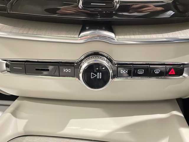 ボルボ ＸＣ６０ D4 AWD インスクリプション 新潟県 2018(平30)年 3.7万km オニキスブラックP パノラミックスライディングルーフ/harman/kardon/インテリセーフ/純正HDDナビ/(CD/DVD/Bluetooth/USB/フルセグTV)/AppleCarPlay/AndroidAuto/360度カメラ/ETC/ドライブレコーダー/アダプティブクルーズコントロール/ブラインドスポットアシスト/プリクラッシュブレーキ/レーンキープアシスト/シートベンチレーション/シートヒーター/ステアリングヒーター/メモリ付きパワーシート/パワーバックドア/純正19インチアルミホイール/LEDヘッドライト