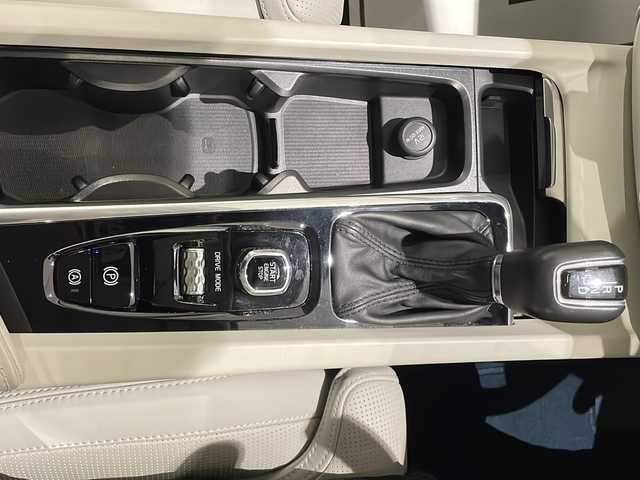 ボルボ ＸＣ６０ D4 AWD インスクリプション 新潟県 2018(平30)年 3.7万km オニキスブラックP パノラミックスライディングルーフ/harman/kardon/インテリセーフ/純正HDDナビ/(CD/DVD/Bluetooth/USB/フルセグTV)/AppleCarPlay/AndroidAuto/360度カメラ/ETC/ドライブレコーダー/アダプティブクルーズコントロール/ブラインドスポットアシスト/プリクラッシュブレーキ/レーンキープアシスト/シートベンチレーション/シートヒーター/ステアリングヒーター/メモリ付きパワーシート/パワーバックドア/純正19インチアルミホイール/LEDヘッドライト